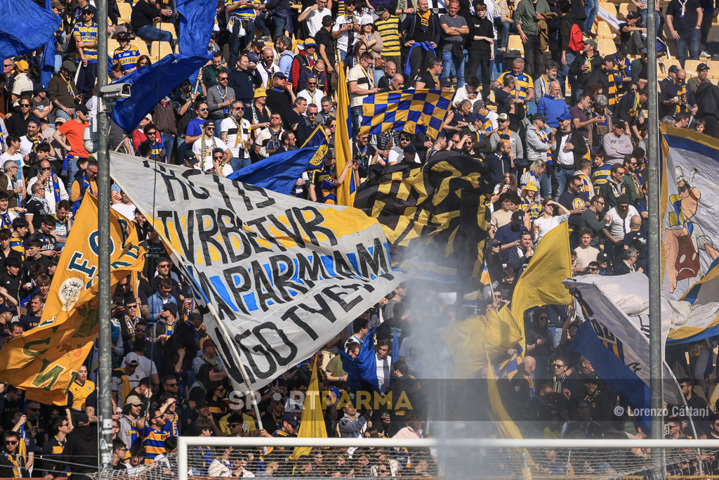 Parma Torino 2 2 28a giornata Serie A 2024 2025 bandiere gialloblu in Curva Nord