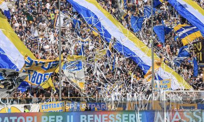 Parma Torino 2 2 28a giornata Serie A 2024 2025 il lancio di rotoli di carta dalla Curva Nord