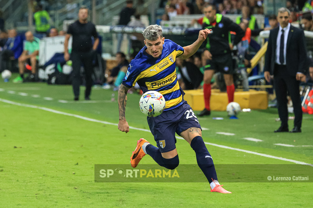 L’agente di Mihăilă ne preannuncia l’addio. Ma c'è il nodo contratto 1 Parma Udinese 2 3 4a giornata Serie A 2024 2025 Valenti Mihaila in azione