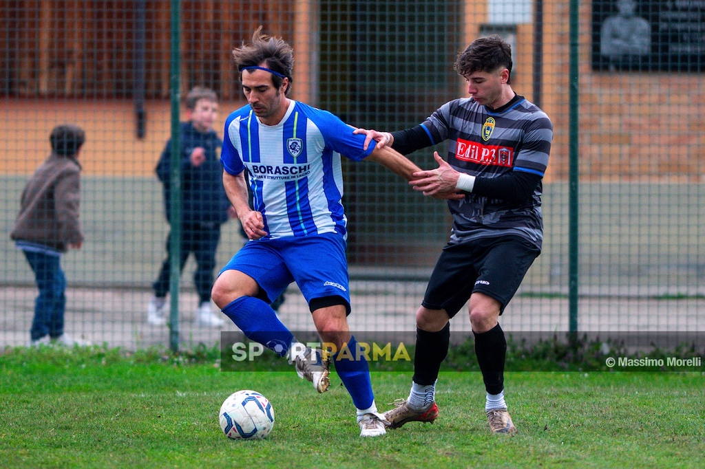 Real Sala Baganza Palanzano 0 2 23a giornata Prima Categoria gir. B 2024 2025 Nicola Frigeri tiene a distanza il marcatore Lorenzo Marino
