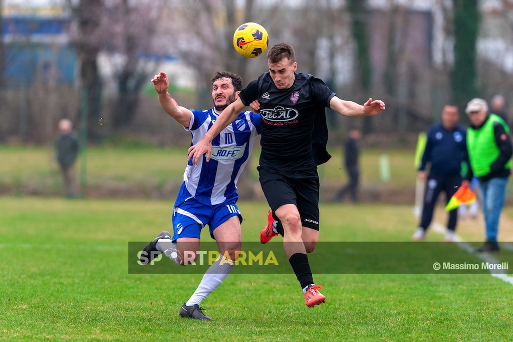 Team Traversetolo Marzolara 1 1 24a giornata Prima Categoria gir. B 2024 2025 Marco Rossetti insegue Tommaso Orlandini che si allunga il pallone di testa