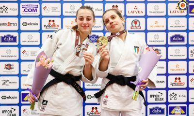 la judoka parmigiana Rebecca Valeriani a destra con la medaglia doro vinta in finale contro Elena Guarducci a sinistra nella Riga Senior European Cup