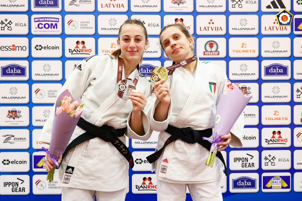 la judoka parmigiana Rebecca Valeriani a destra con la medaglia doro vinta in finale contro Elena Guarducci a sinistra nella Riga Senior European Cup