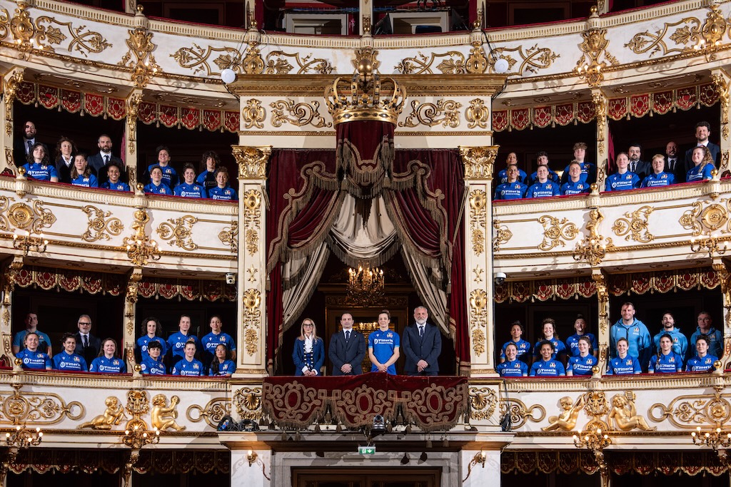 le Azzurre posano al Teatro Regio di Parma per la foto ufficiale del Sei Nazioni femminile 2025