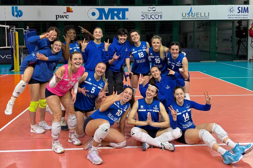 le ragazze del Galaxy Volley festeggiano per la vittoria a Busnago per 2 3 Serie B2 pallavolo femminile s.s. 2024 2025