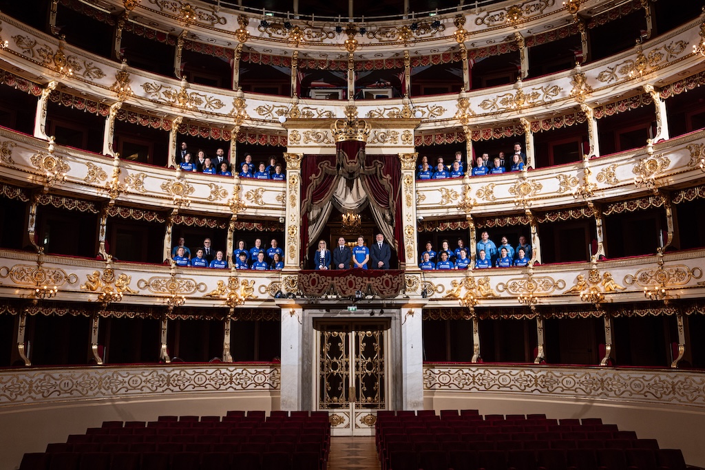 le ragazze dellItalrugby posano al Teatro Regio di Parma per la foto ufficiale del Sei Nazioni femminile 2025