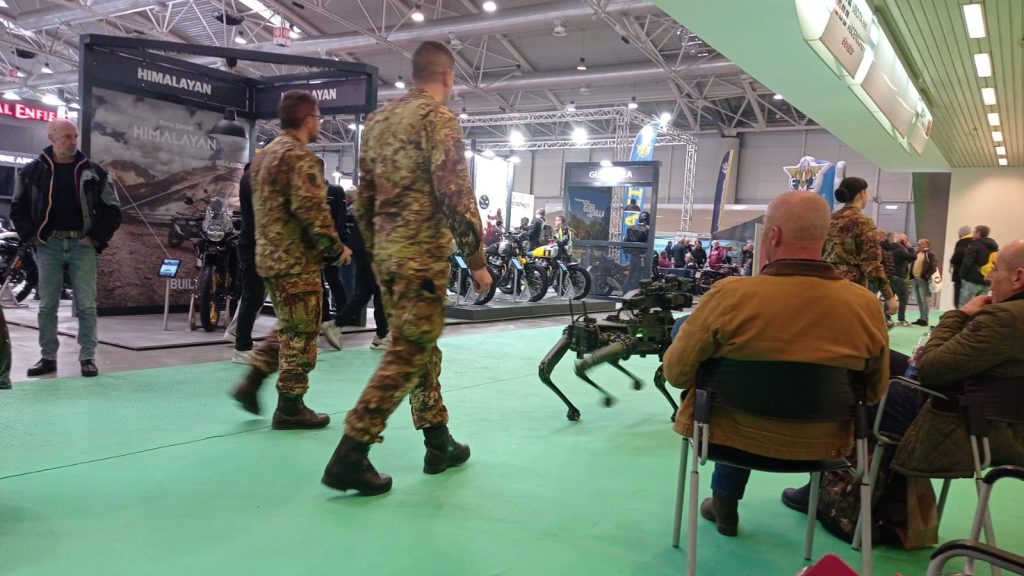 Motodays 2025 esercito con il cane robotico