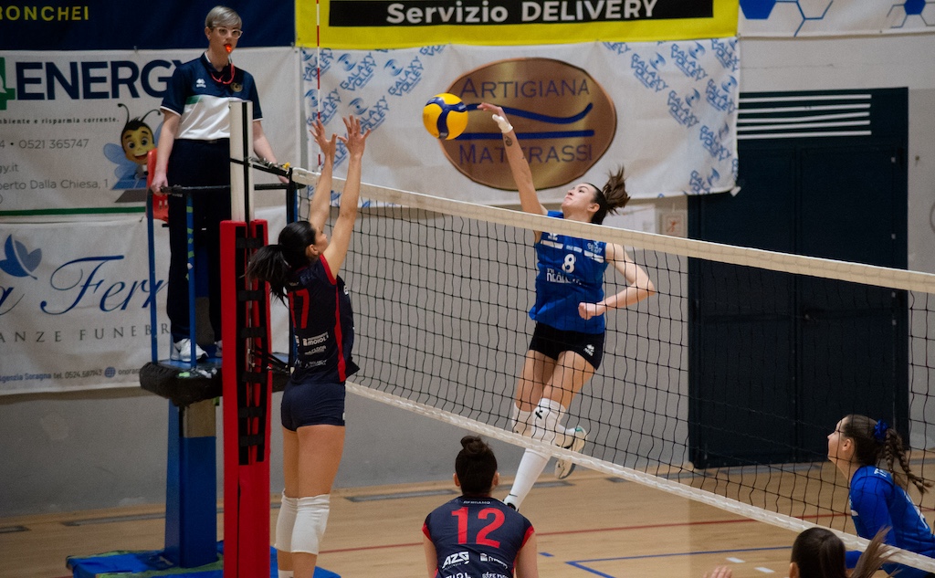 schiacciata di Stefania Russo durante la gara vinta dal Galaxy Volley Collecchio 3 0 contro Prefabbricati Moioli Bergamo 18a giornata SerieB2 volley femminile