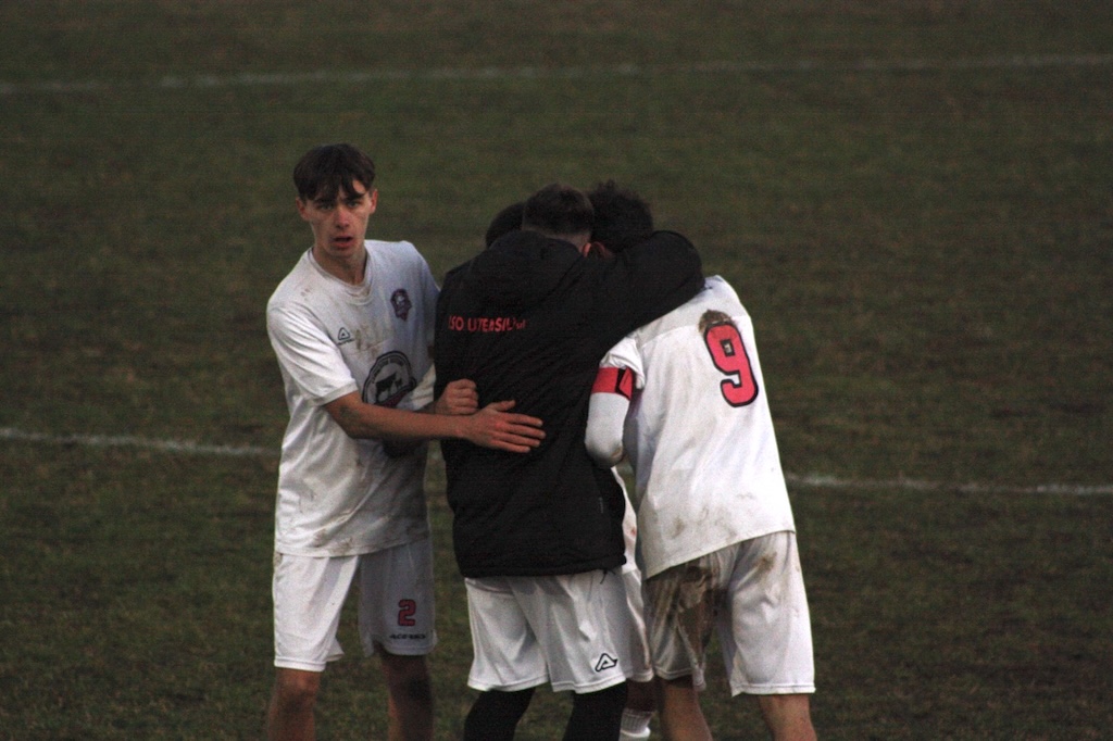 un abbraccio a fine partita dei giocatori del Team Traversetolo Prima Categoria gir. B 2024 2025