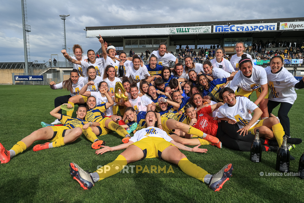Parma femminile, i numeri vincenti di un’annata trionfale 1 2025 04 19 26a giornata Serie B femminile Parma Genoa 1 0 promozione in serie A femminile la foto di gruppo per i festeggiamenti finali