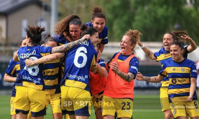 2025 04 19 26a giornata Serie B femminile Parma Genoa 1 0 promozione in serie A femminile labraccio di squadra delle gialloblu dopo il gol segnato