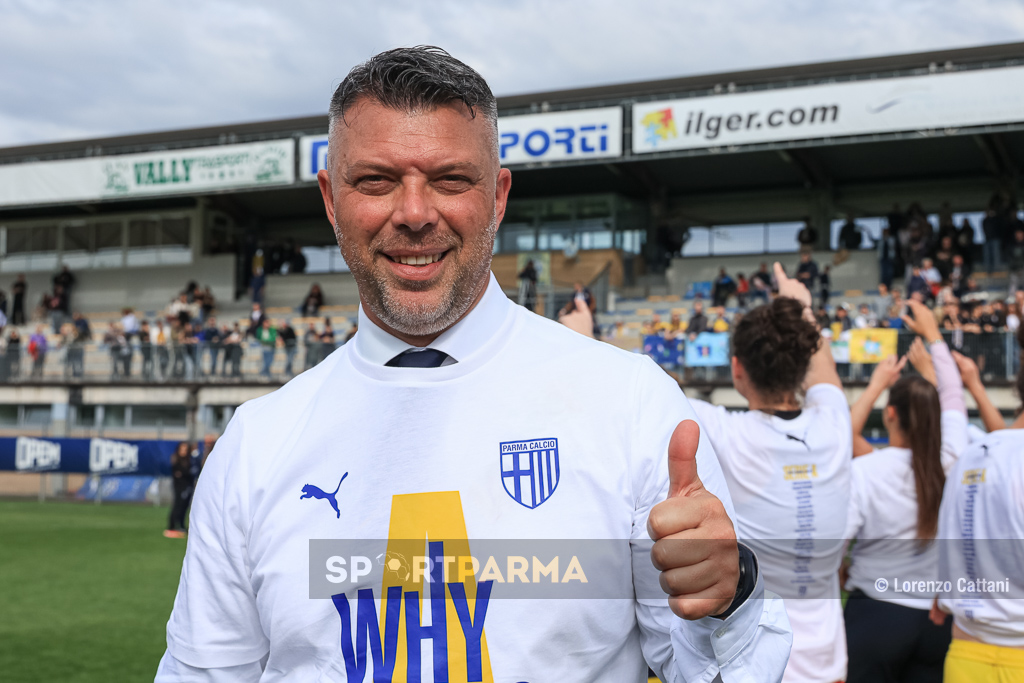 2025 04 19 26a giornata Serie B femminile Parma Genoa 1 0 promozione in serie A femminile mister Salvatore Colantuono con il pollice in su