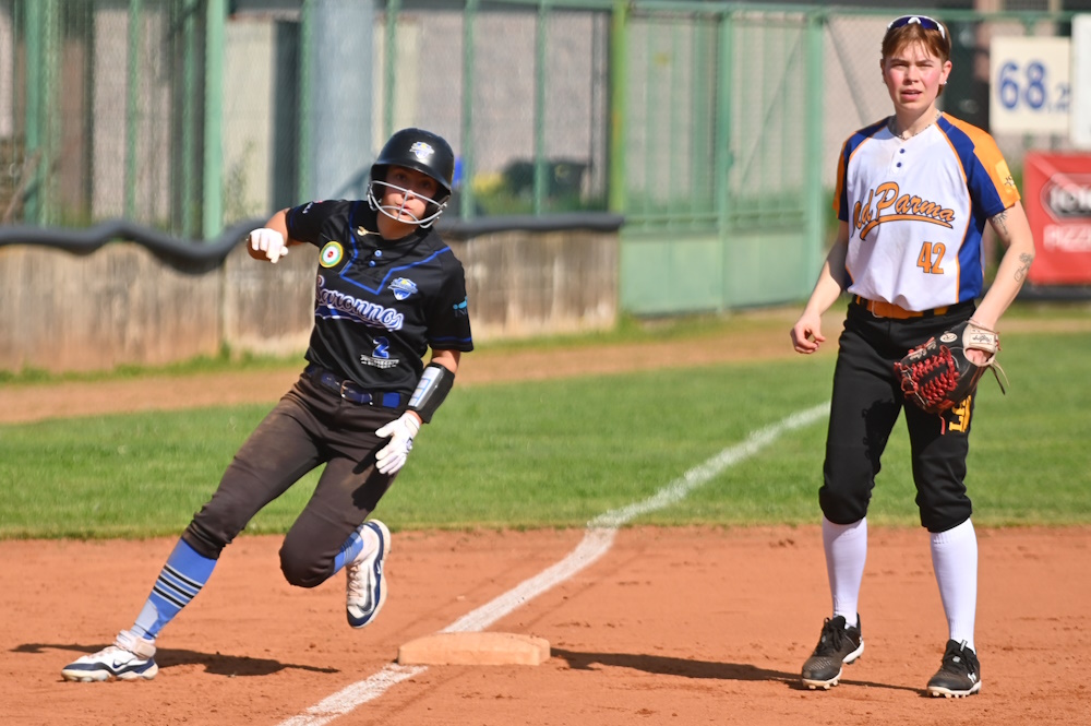 Softball A1: sweep Saronno sul campo dell’Old Parma, Collecchio e Rovigo si dividono la posta 1 Old Parma Saronno Craig Busk difende la terza su arrivo di Anselmi foto Corrado Benedetti