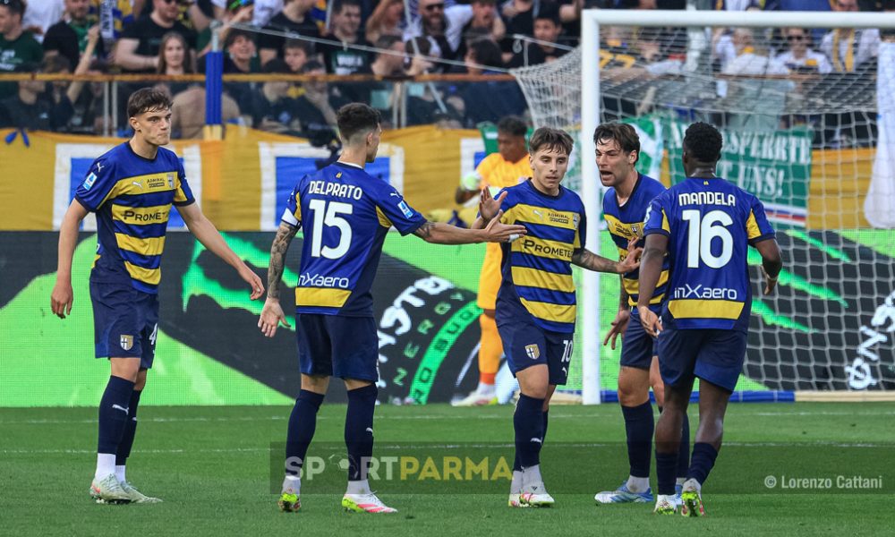 Parma Inter 31a giornata Serie A 2024 2025 Adrian Bernabe riceve i complimenti dai compagni dopo aver segnato