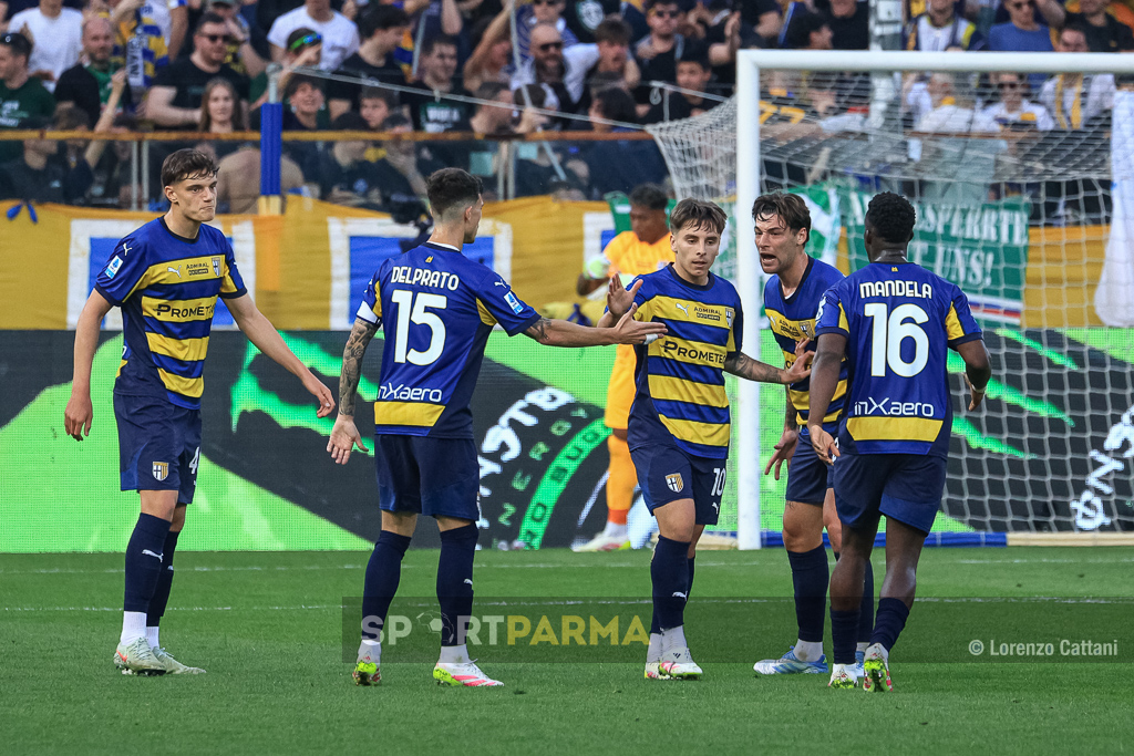 Parma, anche Werder Brema e Maiorca fra le amichevoli estive 1 Parma Inter 31a giornata Serie A 2024 2025 Adrian Bernabe riceve i complimenti dai compagni dopo aver segnato