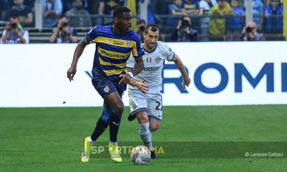 Parma Inter 31a giornata Serie A 2024 2025 Ange Yoan Bonny inseguito da Henrikh Mkhitaryan
