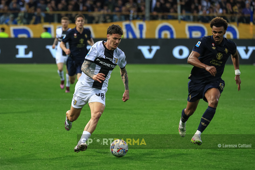 Man e Mihaila, mercato bloccato: il Parma è disposto a perdere metà dell’investimento iniziale. Le cifre 1 Parma Juventus 1 0 33a giornata Serie A 2024 2025 Dennis Man corre sulla fascia
