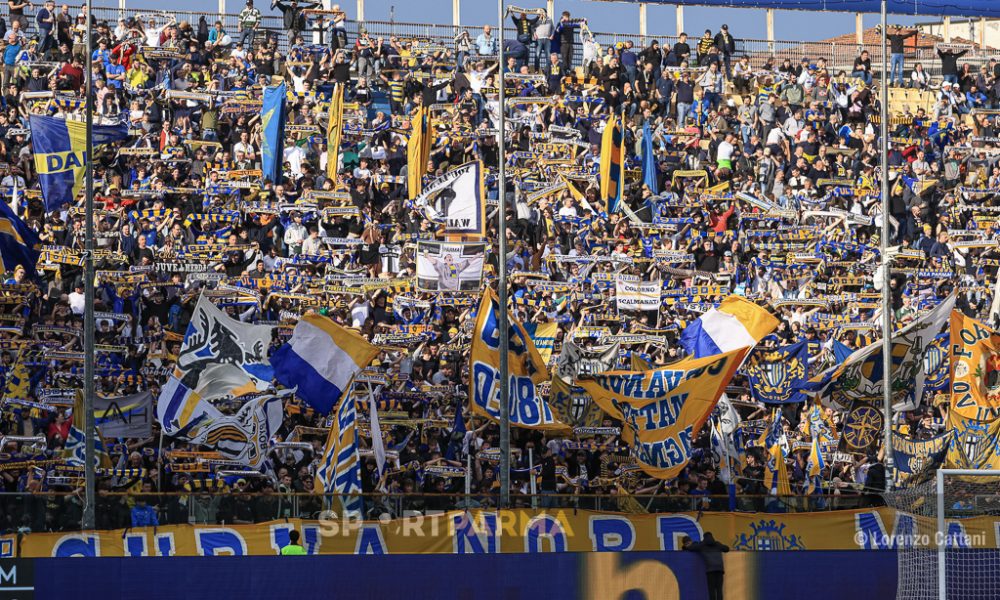 Parma Juventus 1 0 33a giornata Serie A 2024 2025 Sciarpe e bandiere dei tifosi in Curva Nord