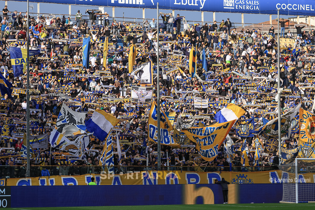 Abbonamenti Parma: 7.451 rinnovi, ora il cambio posto/settore 1 Parma Juventus 1 0 33a giornata Serie A 2024 2025 Sciarpe e bandiere dei tifosi in Curva Nord