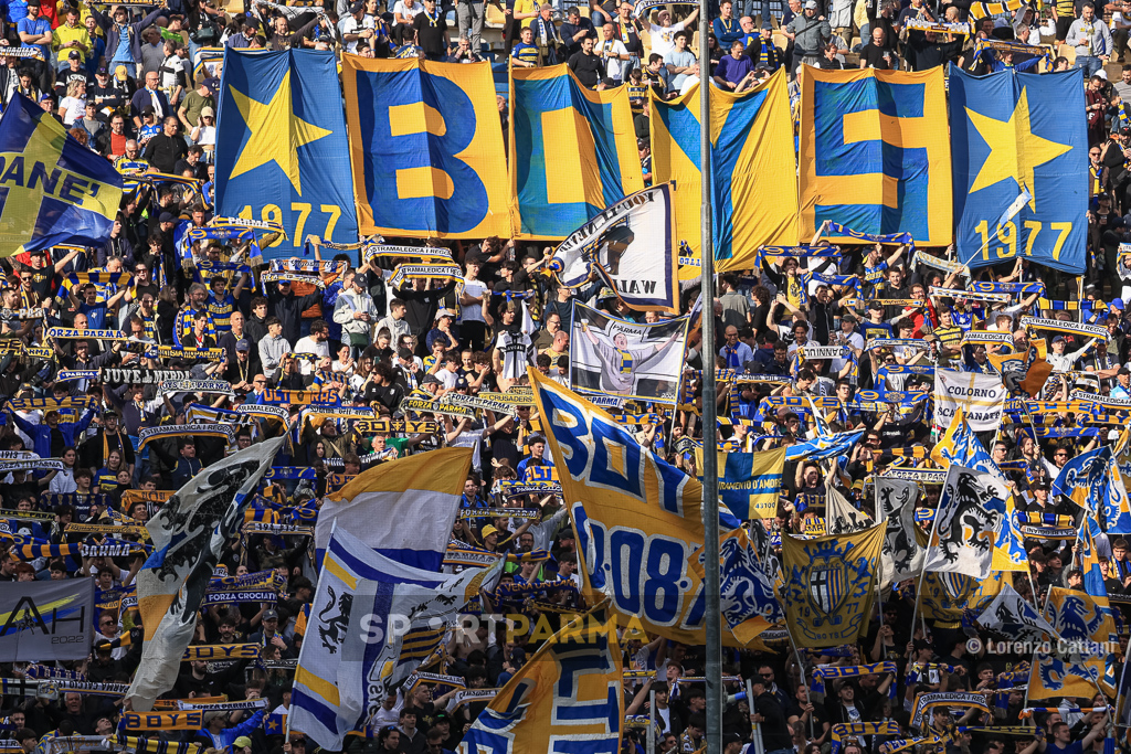 Parma-Napoli da bollino rosso: Tardini sold out, la carica dei Boys 1 Parma Juventus 1 0 33a giornata Serie A 2024 2025 i tifosi in Curva Nord mostrano la scritta Boys