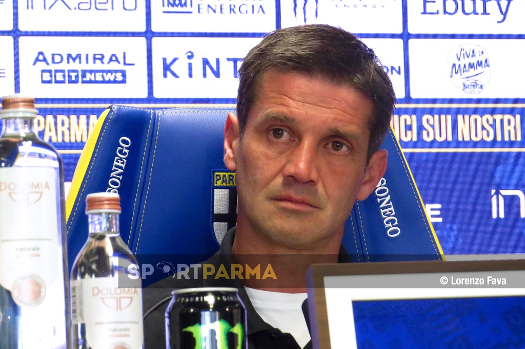 Chivu: «Como, gara dell’anno. Voglio i tifosi al Tardini già alle 13» 1 lallenatore Cristian Chivu Parma Calcio 913 in conferenza stampa allo stadio Tardini venerdi 4 aprile 2025