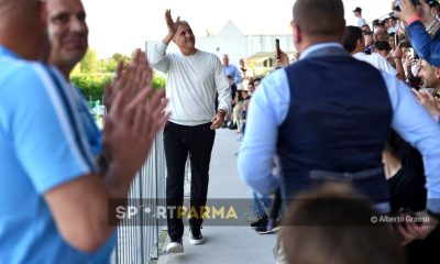 presentazione dellalleanza sportiva tra AFA Internacional e ACD Colorno Calcio Hernan Crespo saluta il pubblico sugli spalti