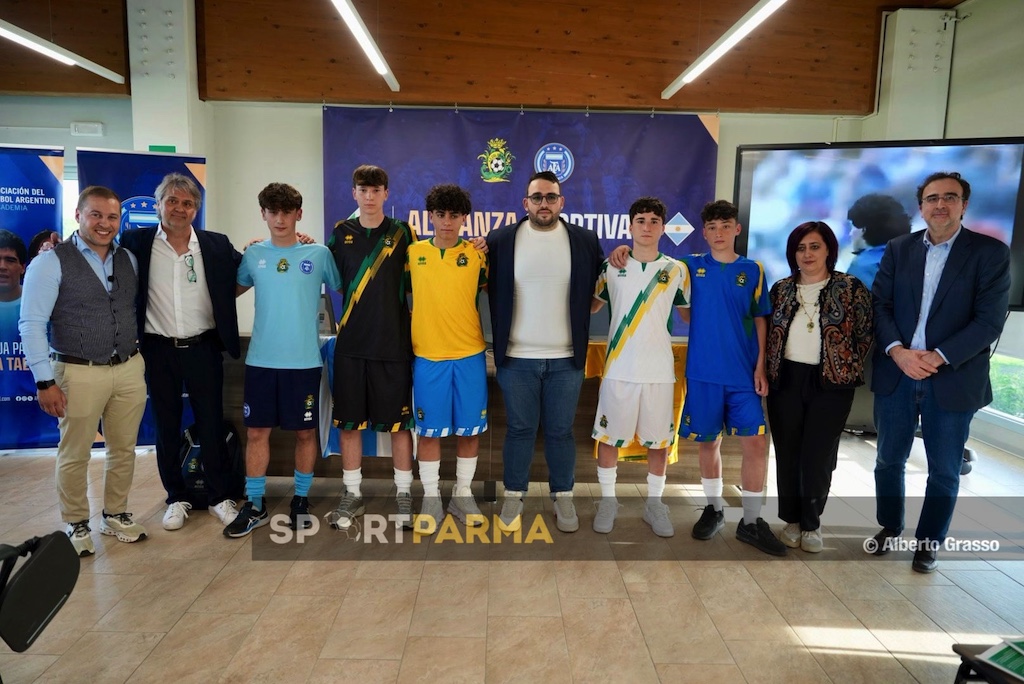 presentazione dellalleanza sportiva tra AFA Internacional e ACD Colorno Calcio foto di gruppo con le nuove maglie per la prossima stagione