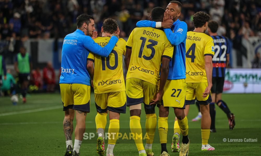 Atalanta Parma 2 3 38a giornata Serie A 2024 2025 Emanuele Valeri ed Hernani parlano con ADrian Bernabe e Ange Yoan Bonny