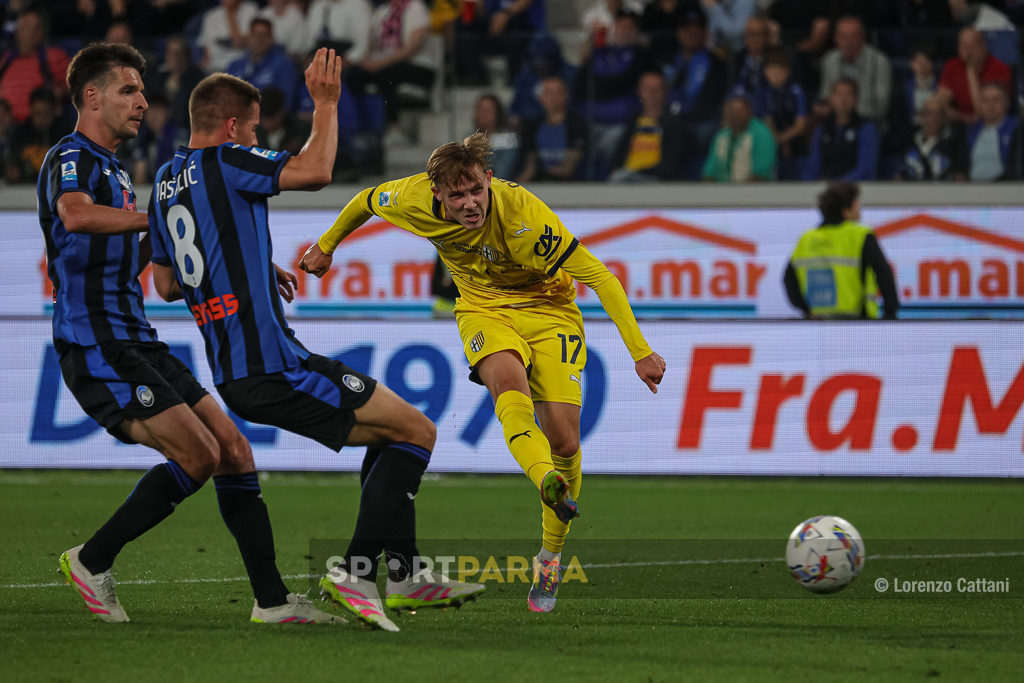 Atalanta Parma 2 3 38a giornata Serie A 2024 2025 Jacob Ondrejka calcia e segna il gol del pareggio