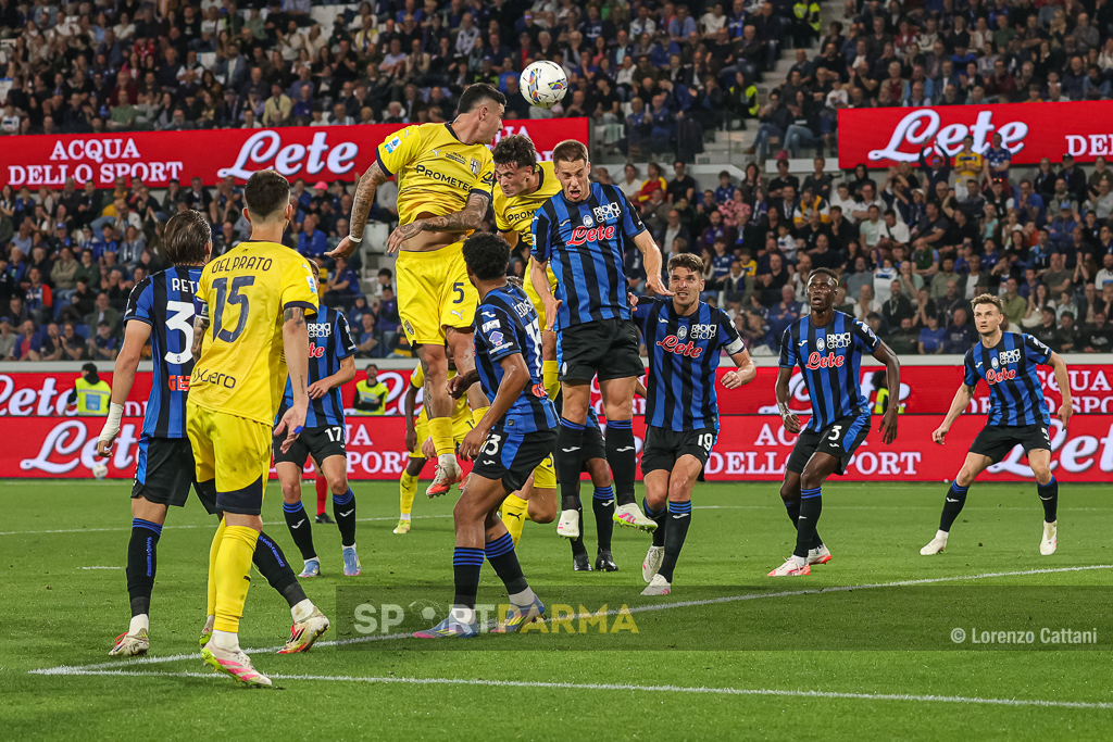 Atalanta-Parma 2-3, la fotogallery di SportParma 1 Atalanta Parma 2 3 38a giornata Serie A 2024 2025 Lautaro Valenti svetta di testa in mezzo alle maglie nerazzurre
