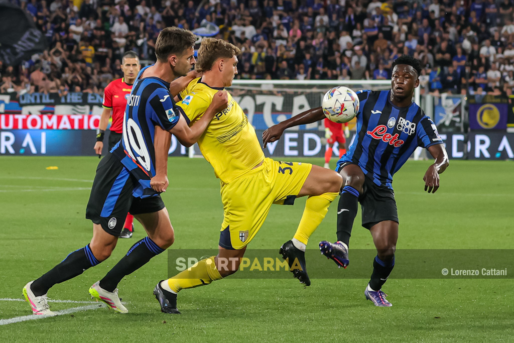 Triplice rimonta a Bergamo: il Parma vince 2-3 e resta in A 1 Atalanta Parma 2 3 38a giornata Serie A 2024 2025 Mateo Pellegrino tra due avversari