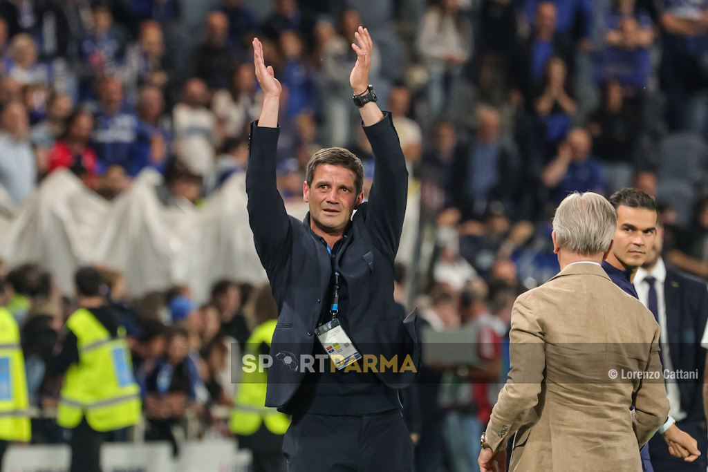 Chivu: «Salvezza che vale uno scudetto». Gasperini: «Sarà difficile ripetersi» 1 Atalanta Parma 2 3 38a giornata Serie A 2024 2025 mister Chivu saluta a fine partita