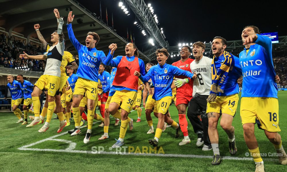 Atalanta Parma 2 3 38a giornata Serie A 2024 2025 la ola dei gialloblu sotto il settore ospiti