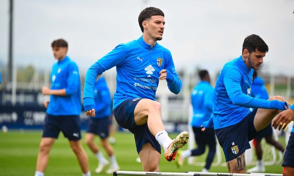 Dennis Man Parma Calcio in allenamento al Mutti Training Center il 2 aprile 2025