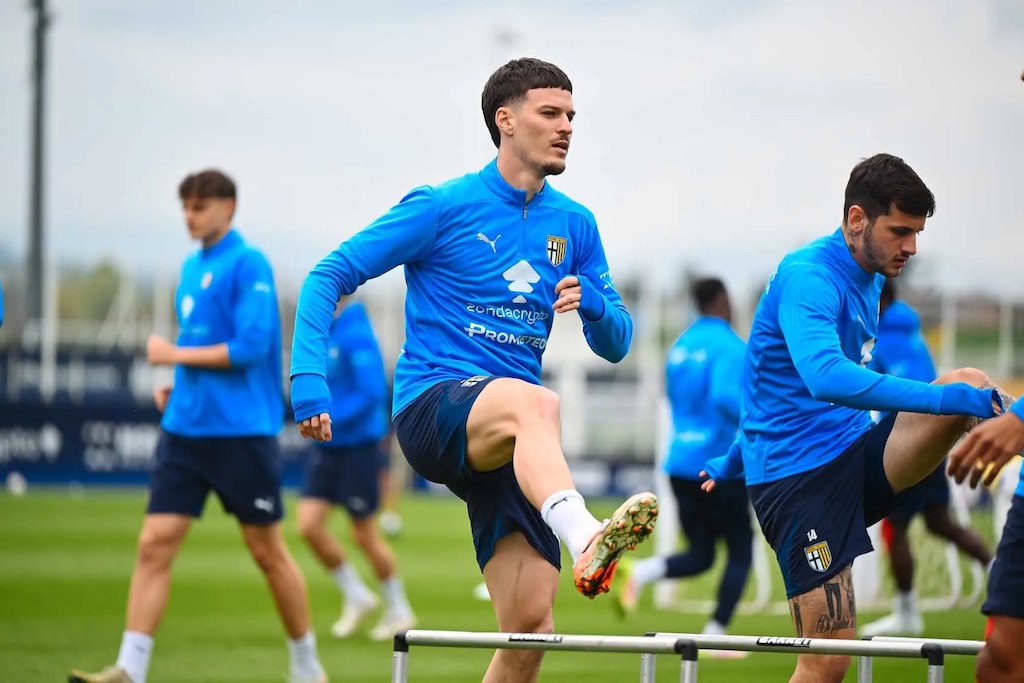 Qui Collecchio: allenamento in gruppo per Man 1 Dennis Man Parma Calcio in allenamento al Mutti Training Center il 2 aprile 2025