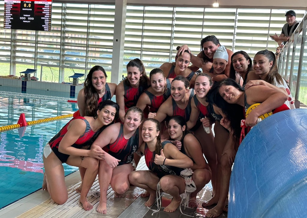 Pallanuoto A2: vittoria storica, la Sport Center accede ai playoff 1 Festeggiamenti post partita Sport Center Parma vs Pallanuoto Tolentino 23 9 Serie A2 pallanuoto