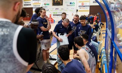 Foppiani Fulgor Fidenza a rapporto con coach Bizzozi in un timeout nella serie play in contro Vicenza Serie B nazionale basket 2024 2025