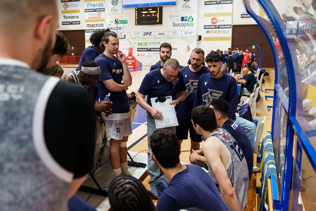 Foppiani Fulgor Fidenza a rapporto con coach Bizzozi in un timeout nella serie play in contro Vicenza Serie B nazionale basket 2024 2025