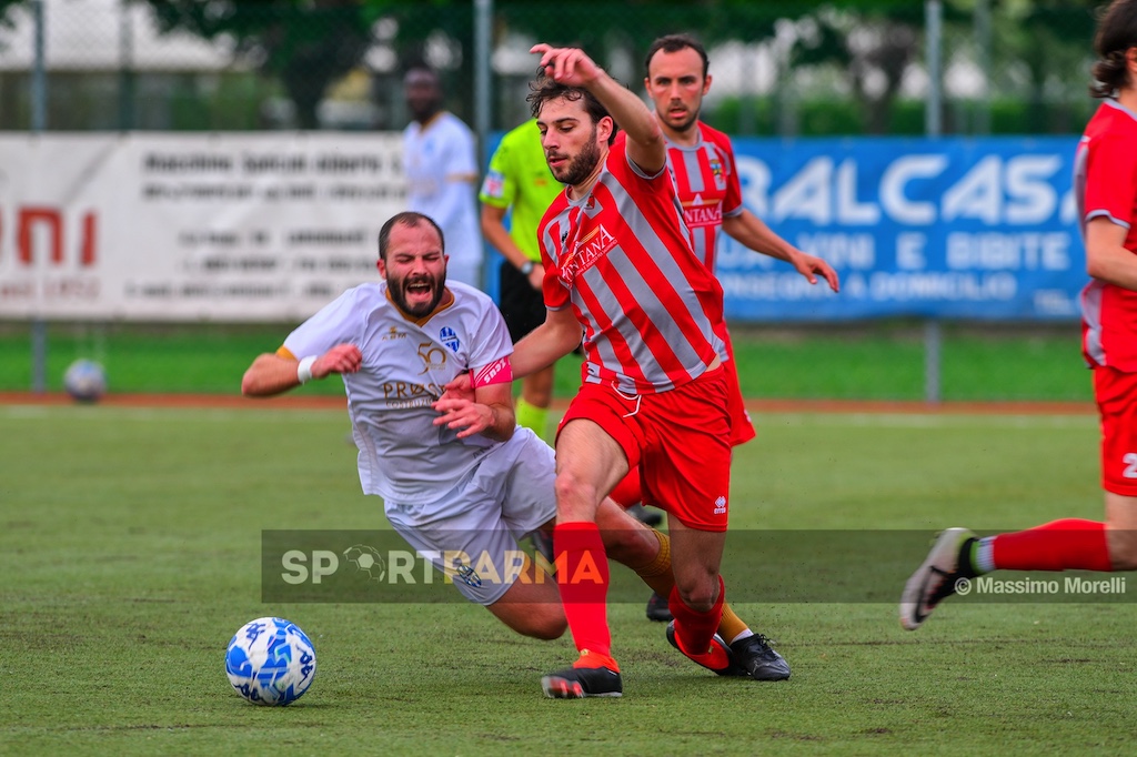 La fotogallery di Langhiranese-Solignano 2-3 1 Langhiranese Solignano 2 3 30a giornata Prima Categoria gir. B 2024 2025 il capitano ospite Francesco Leoni a terra dopo un contrasto con Nicolo Lori