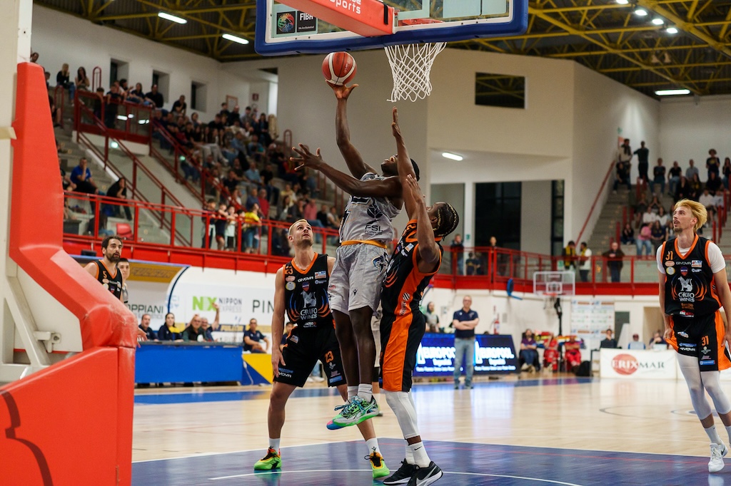 Fulgor Fidenza contro Ruvo, si gioca gara 4 dei quarti di finale 1 Levi Guimdo Valdo sotto canestro in Foppiani Fulgor Fidenza Crifo Wines Ruvo di Puglia 87 76 gara3 playoff Serie B nazionale basket 2024 2025