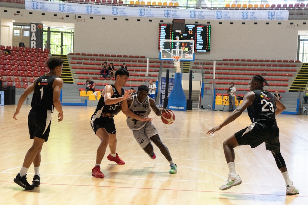 Fasi finali U19: la Fulgor Fidenza si ferma ai quarti contro Trento 1 Levi Valdo in Nippon Express Fidenza vs Dolomiti Trento 61 66 quarti di finale fasi finali campionato Under 19 basket