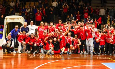 Mazzei Architects Saturno Guastalla 71 64 gara2 quarti di finale playoff Divisione Regionale 2 s.s. 2024 2025 foto finale di gruppo per i Diavoli Rossi che festeggiano il passaggio del turno