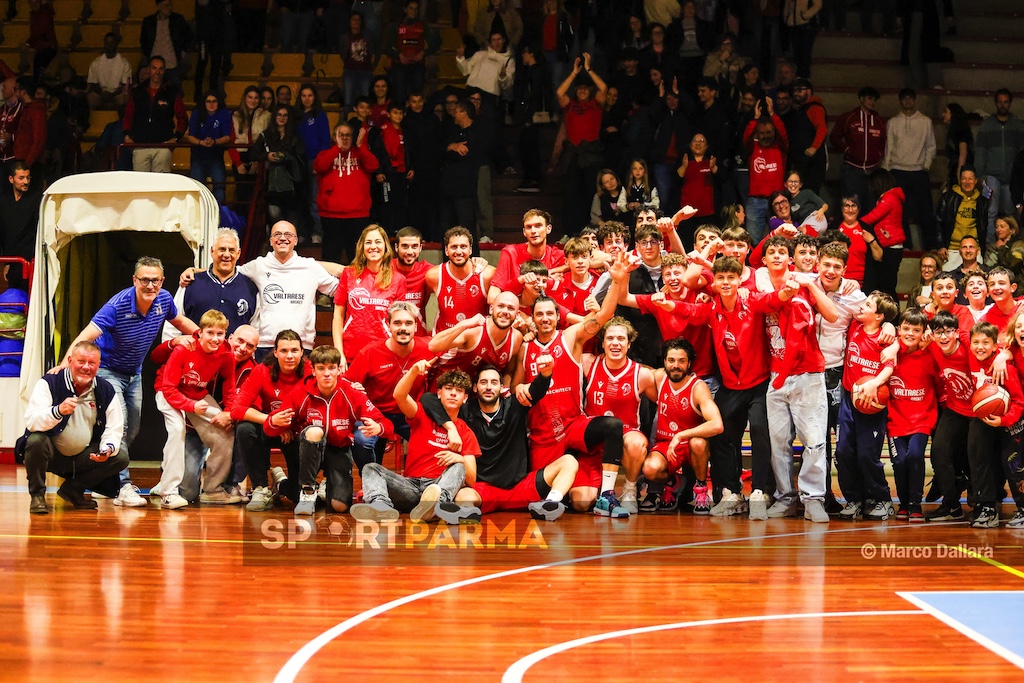 Valtarese Basket: vittoria anche in gara2, Mazzei in semifinale 1 Mazzei Architects Saturno Guastalla 71 64 gara2 quarti di finale playoff Divisione Regionale 2 s.s. 2024 2025 foto finale di gruppo per i Diavoli Rossi che festeggiano il passaggio del turno