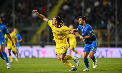 Milan Duric a duello con Mattia Viti in Empoli Parma 2 1 36a giornata Serie A 2024 2025