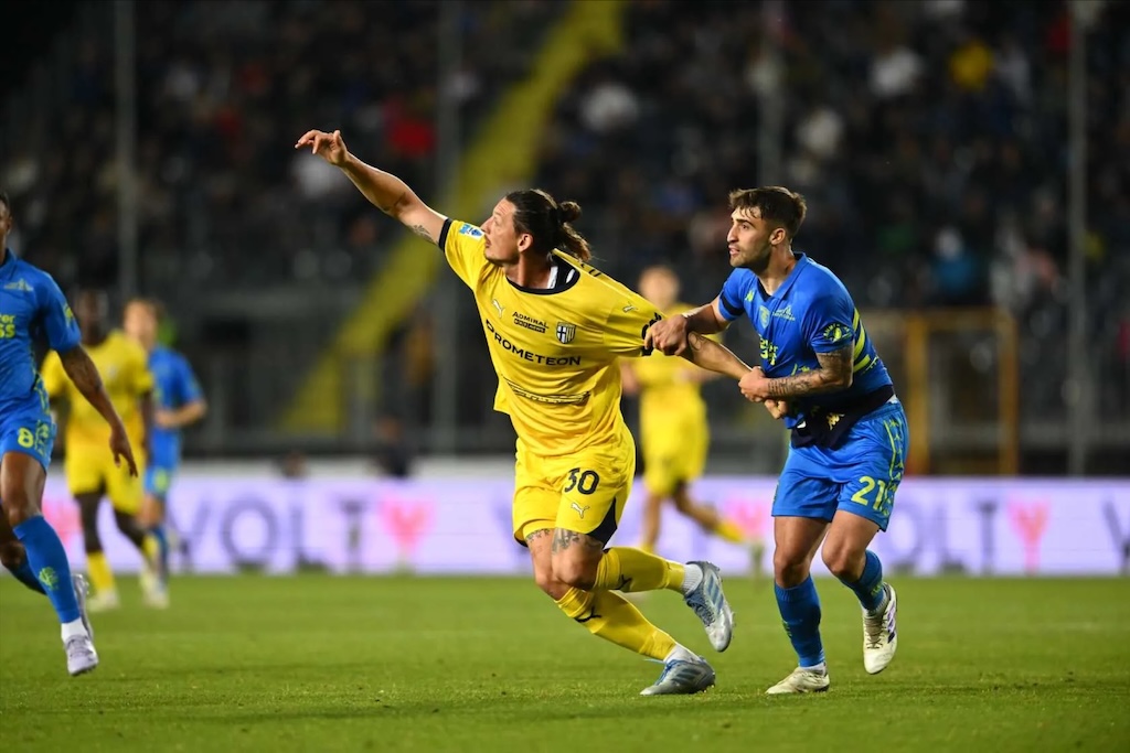 Parma, che guaio! L'Empoli risorge, la salvezza si complica 1 Milan Duric a duello con Mattia Viti in Empoli Parma 2 1 36a giornata Serie A 2024 2025