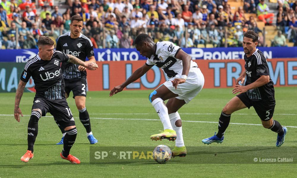 Parma-Como 0-1, la fotogallery di SportParma 1 Parma Como 0 1 35a giornata Serie A 2024 2025 Ange Yoan Bonny tra Alberto Moreno Marco Oliver Kempf ed Edoardo Goldaniga