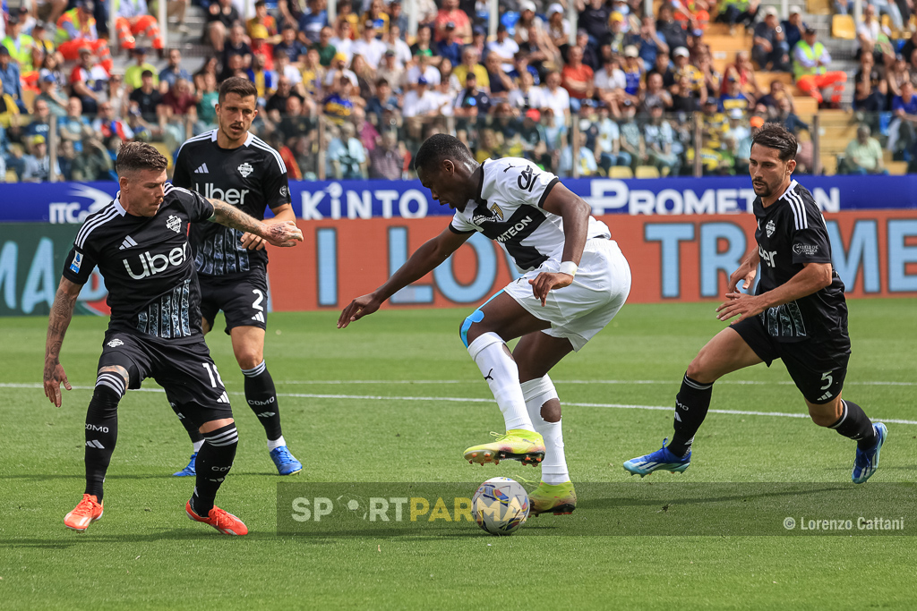 Parma-Como 0-1, la fotogallery di SportParma 1 Parma Como 0 1 35a giornata Serie A 2024 2025 Ange Yoan Bonny tra Alberto Moreno Marco Oliver Kempf ed Edoardo Goldaniga