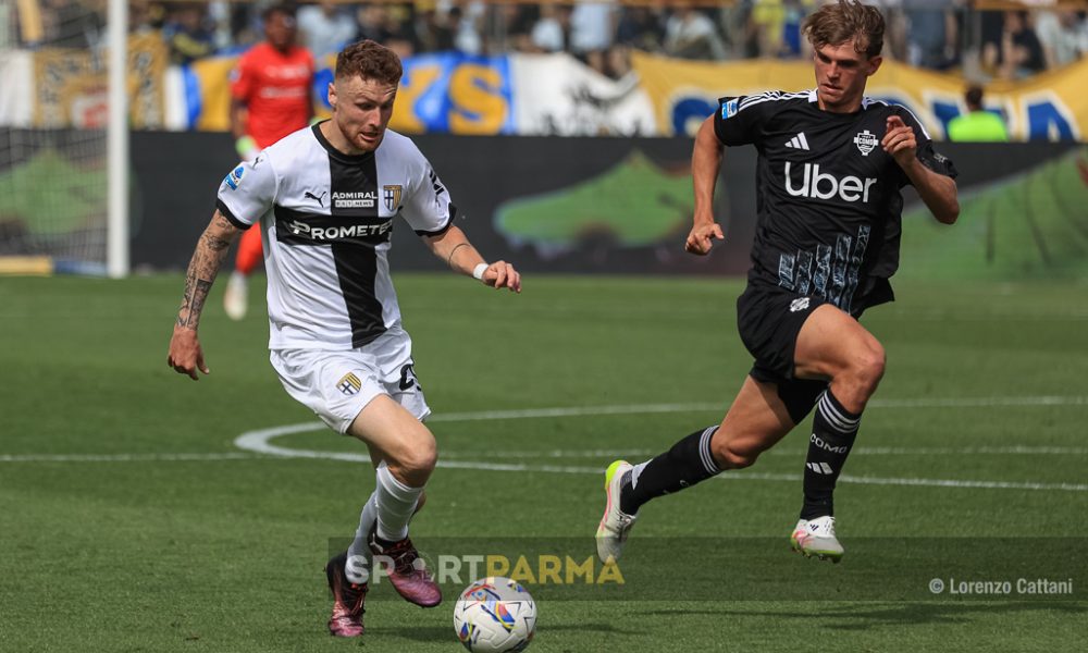 Parma Como 0 1 35a giornata Serie A 2024 2025 Antoine Hainaut corre palla al piede inseguito da Nico Paz