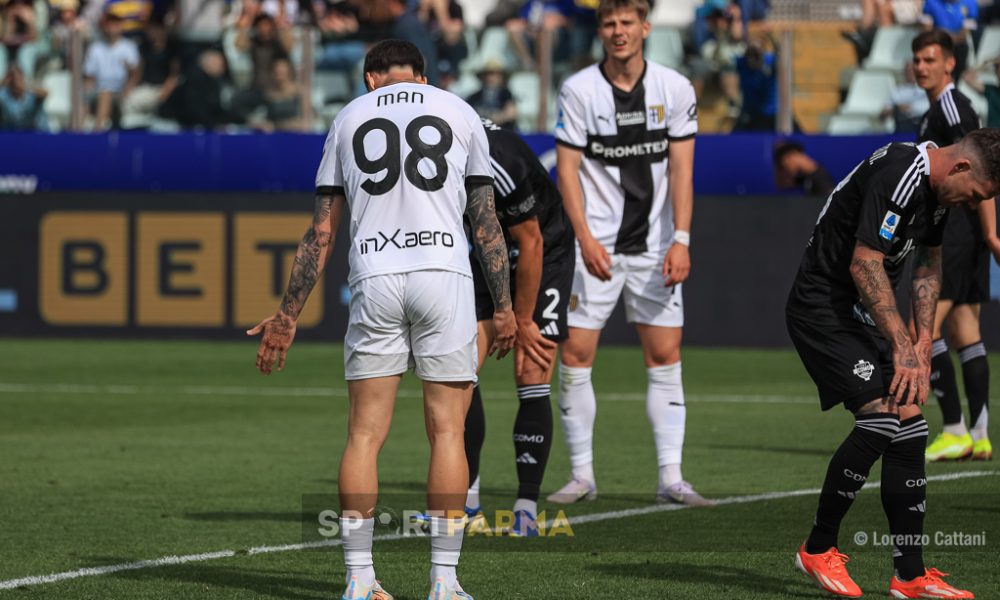 Parma Como 0 1 35a giornata Serie A 2024 2025 Dennis Man si lamenta del rimbalzo del pallone dopo il gol divorato sotto porta