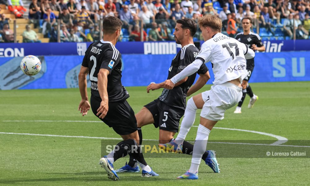 Parma Como 0 1 35a giornata Serie A 2024 2025 Jacob Ondrejka contro due avversari